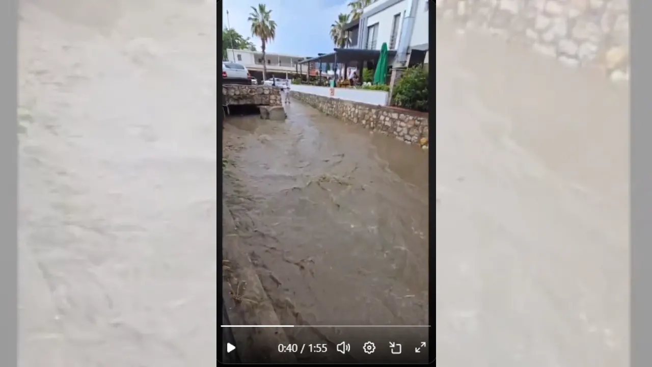 Bodrum Merkeze Sadece 15 Dakika Yağmur Yağdı Caddeleri Sel Götürdü