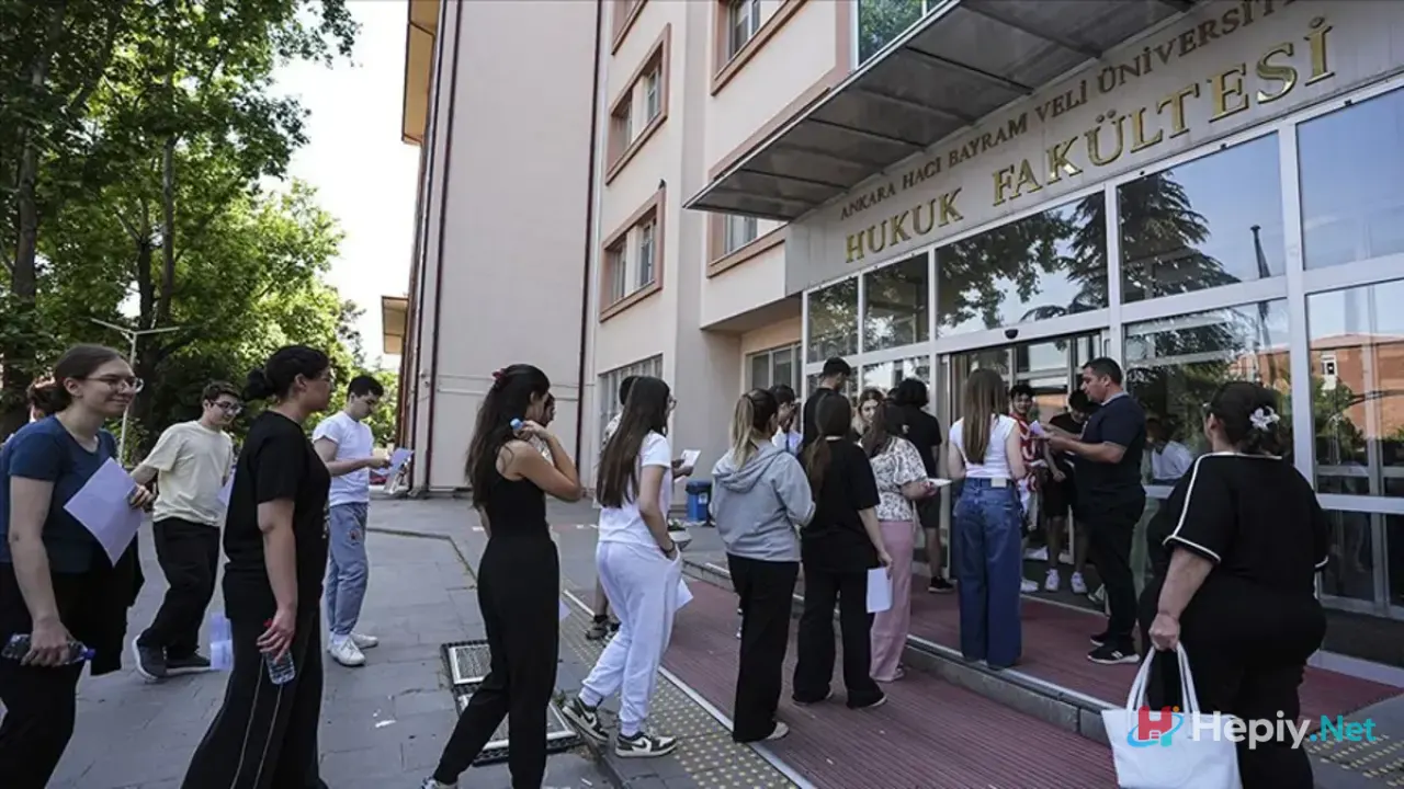 2,5 Milyon Üniversite Adayı İçin YKS Sınav Zamanı! TYT, AYT ve YDT Heyecanı Başladı