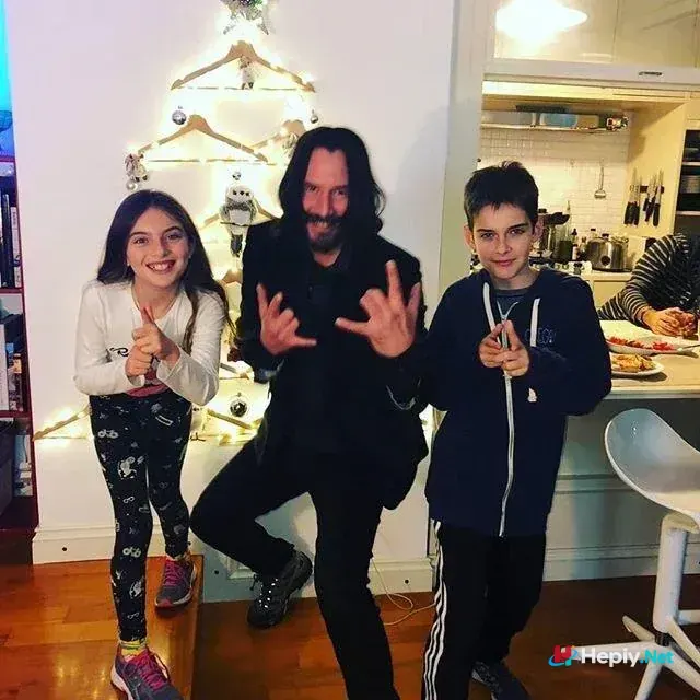 keanu is great with kids v0 y3fmhajs71921