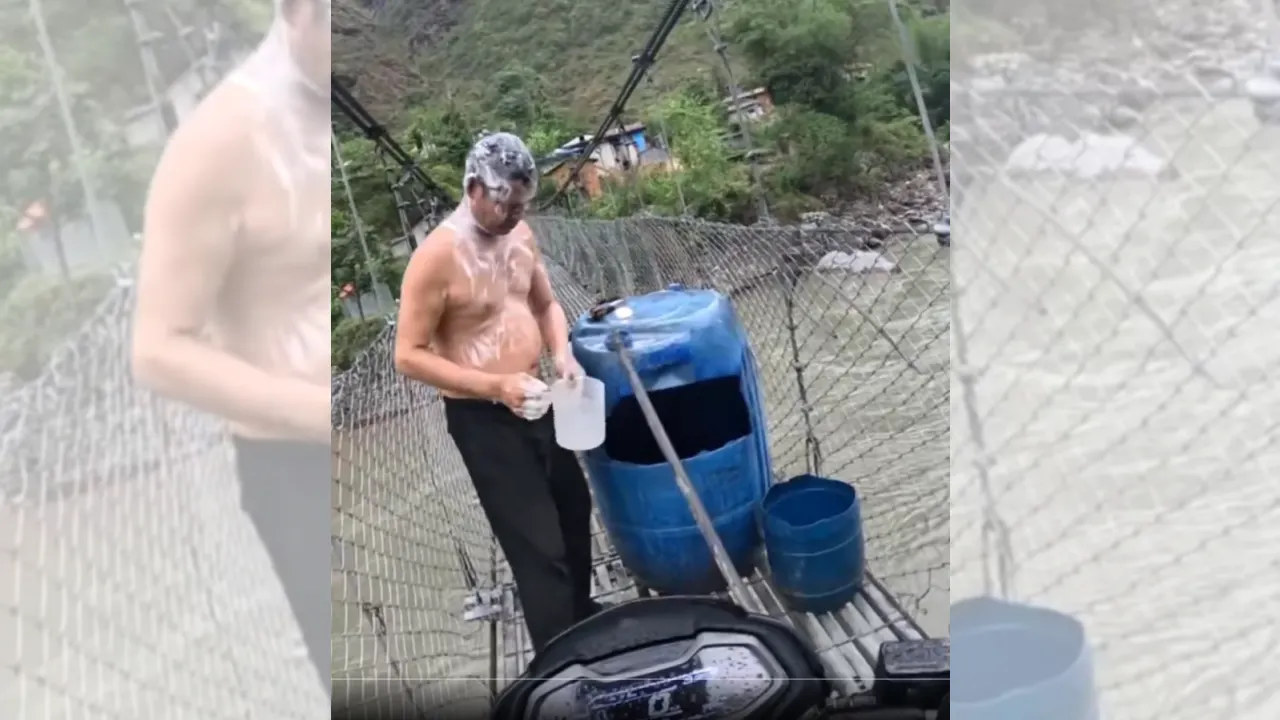 Nepal’de Köprüde Duş Alan Adam Motorcuya Kaynar Su Fırlatıp Dinlenerek Dövdü Video!