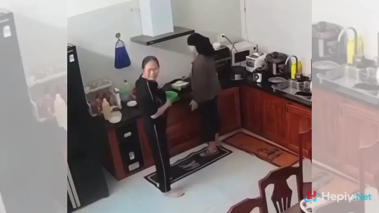 Vietnamlı Bir Kadın Ölüm Anında Birini Görüyor Gibi Davranması Videoda