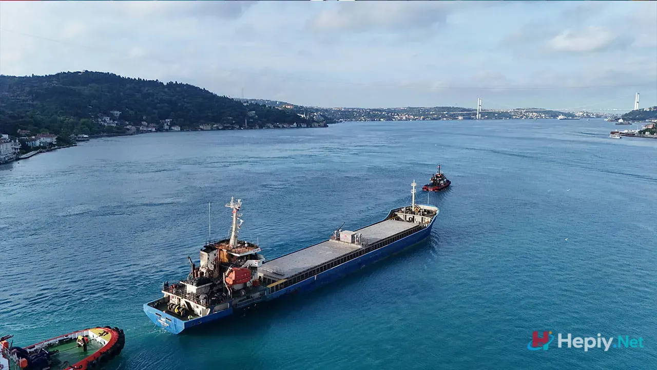 Ukrayna'da Vurulan "ANT" İsimli Kargo Gemi İstanbul Boğazı'ndan Geçerek Türkiye'ye Ulaştı