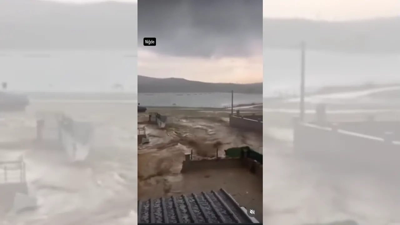 Niğde'de Aşırı Yağışlardan Dolayı Caddeler Sele Döndü, Geçmiş Olsun Niğde
