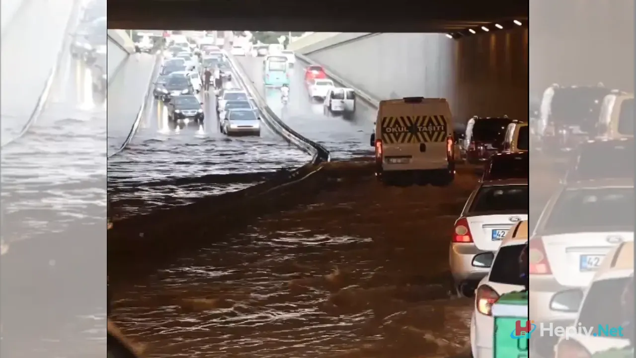 Konya'da Sağanak Yağış Etkili Oldu Video, Yolları Evleri ve Dükkanları Su Bastı!