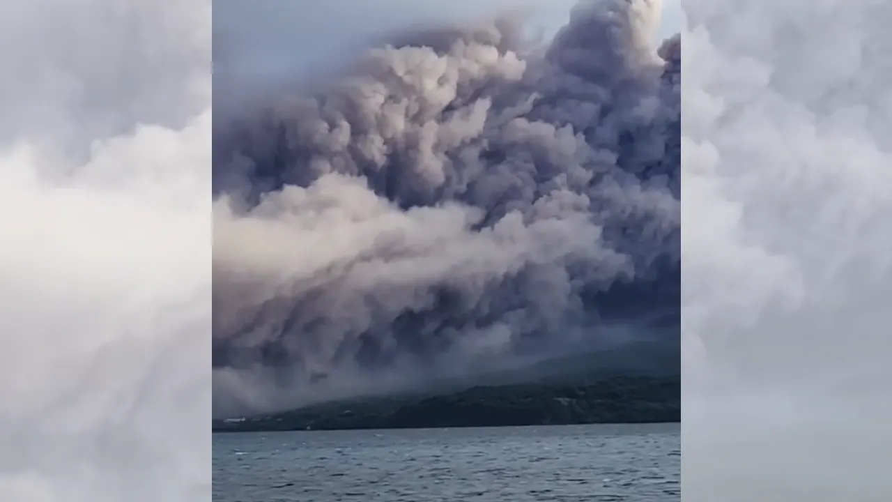 Japonya'daki Sakurajima Yanardağı Patladı, Şehir Toz Duman ve Her Yer Kül Bulutu