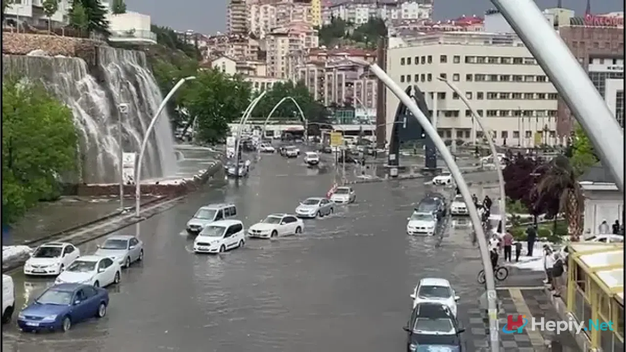 Ankara İstanbul Yolu Sağanak Yağış Sonrası Göle Döndü Video, Çiftlik Kavşağı'nda Araçlar Suya Gömüldü