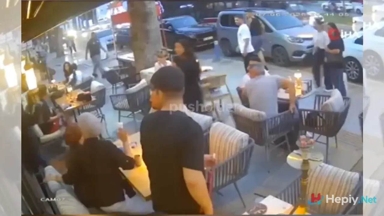 İzmir'de 15 Yaşındaki Ortaokul Öğrencisi Bıçaklanarak Öldürüldü! Kafeye Sığındığı Anlar Kamerada