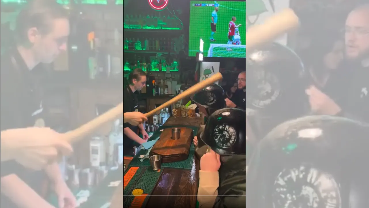 Ücretsiz alkollü içecek için barmenin işkencelerine çaresizce dayanan müşteriler Video
